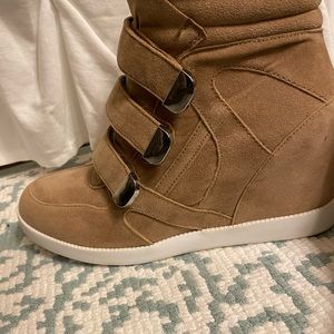 Wedge sneaker